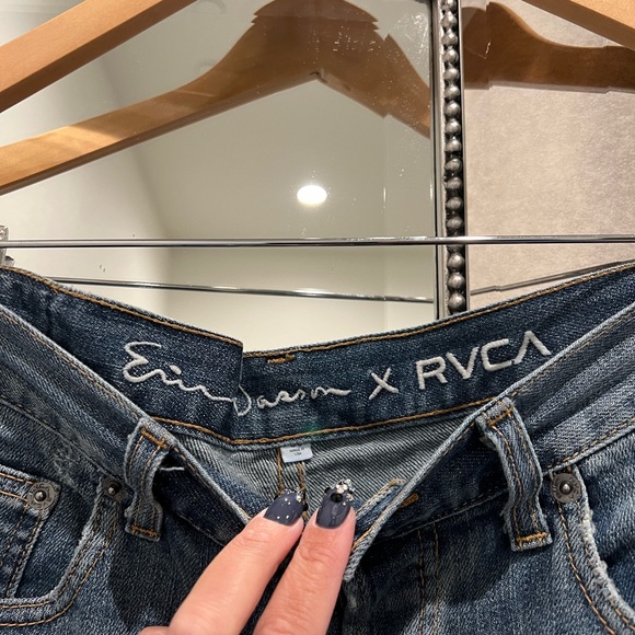 RVCA + ERIN WASSON COLLAB DENIM SHORTS W/ METAL CHAIN SIZE: 30 COLOR: MED BLUE - Picture 2 of 5